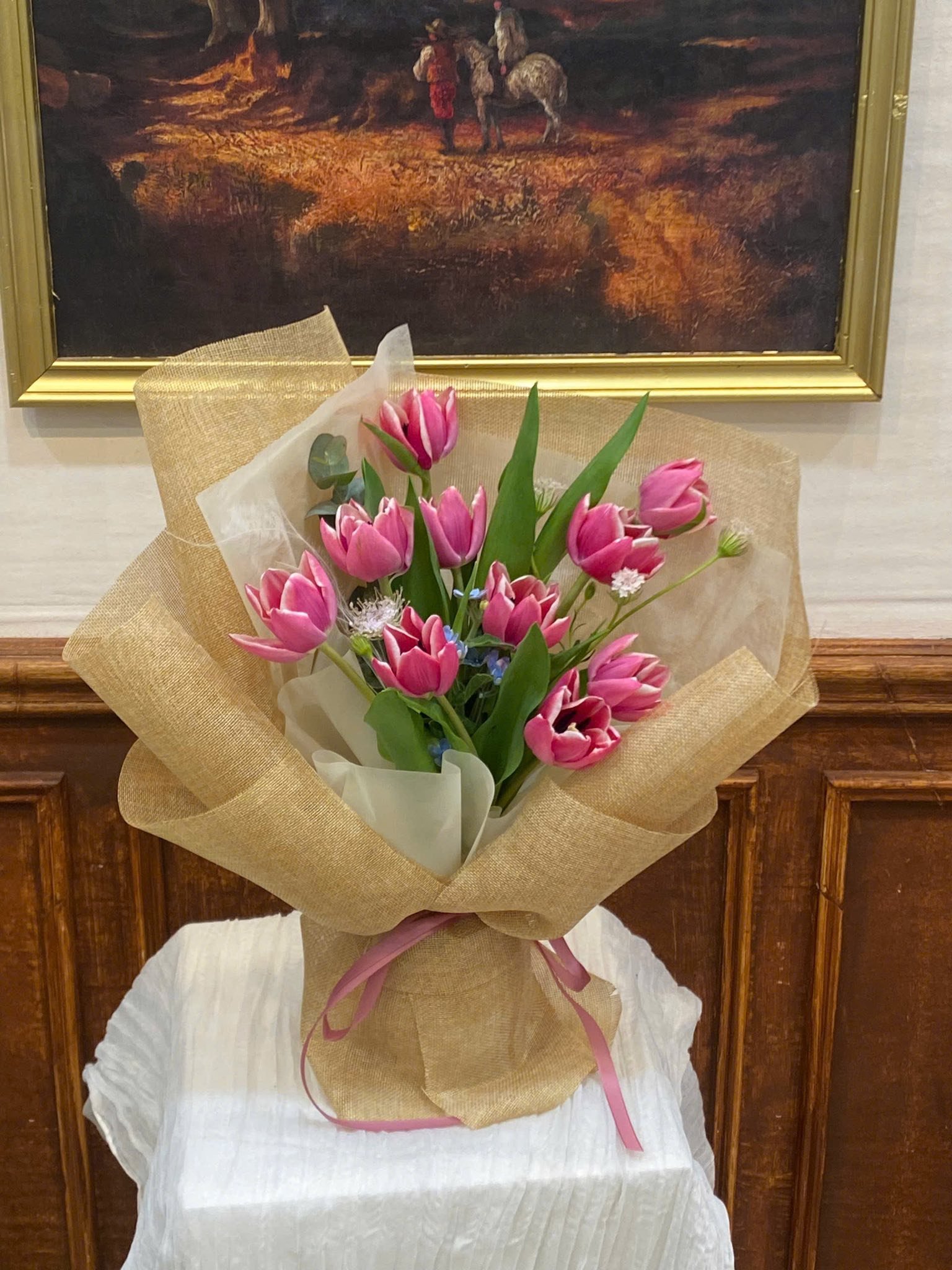 Bó hoa tulip hồng tươi thắm kiểu cách, thích hợp trang trí