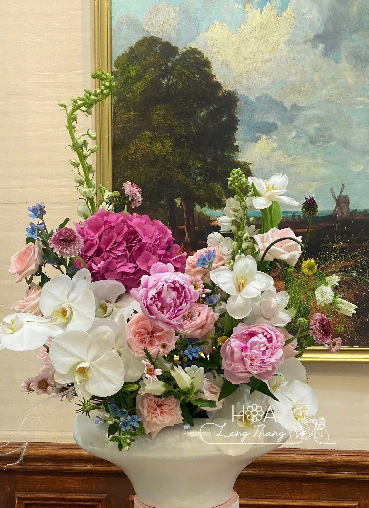 Bình hoa hỗn hợp với hoa hồng, <a href=