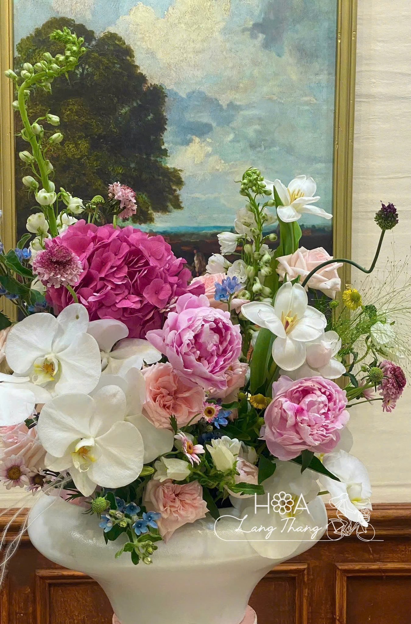 Bình hoa với nhiều loại hoa như <a href=