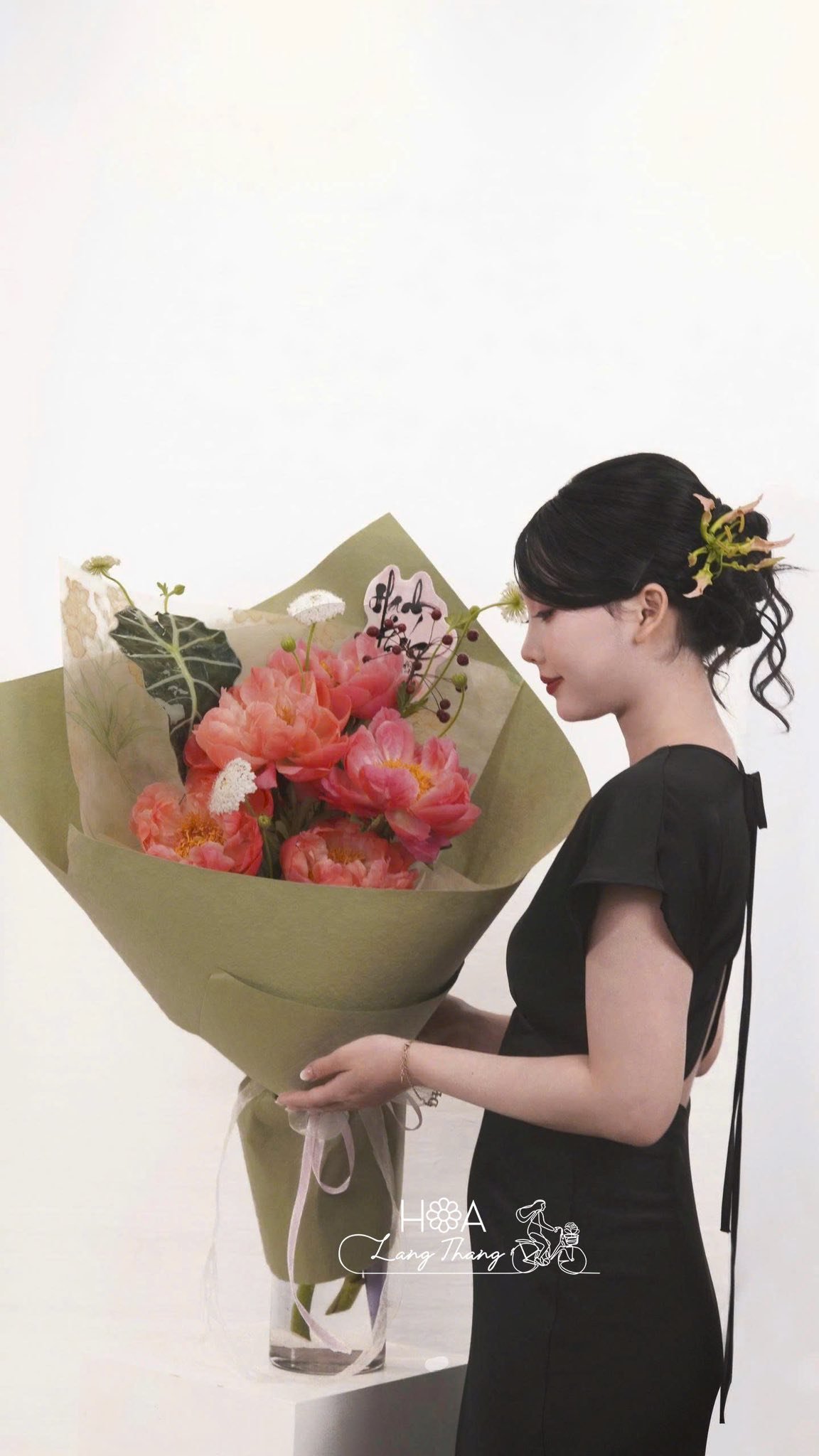Bó hoa hồng và mẫu đơn tươi đẹp, phong cách hiện đại