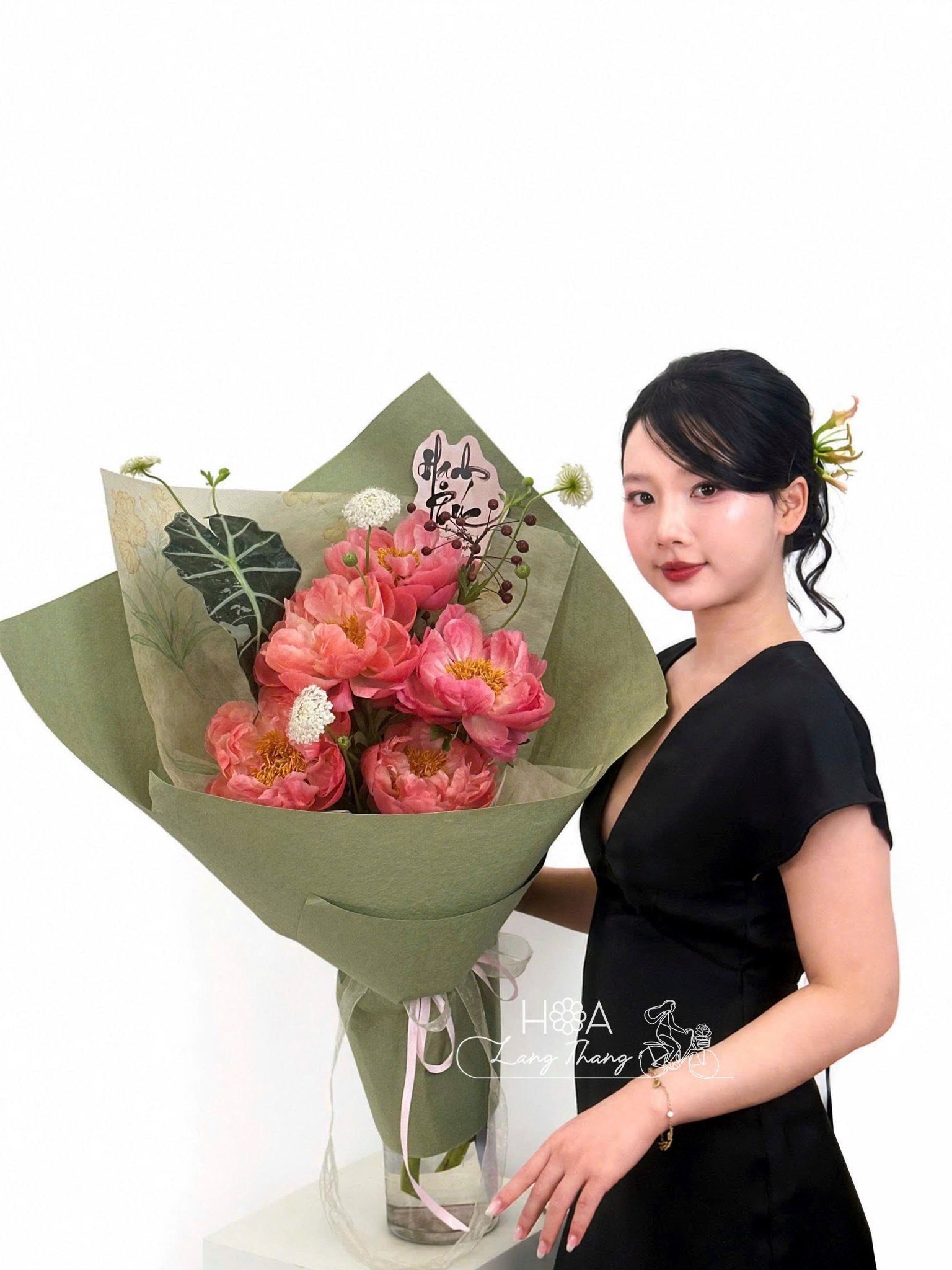 Bó hoa hồng nở rộ với màu sắc tươi sáng, kiểu cắm hiện đại
