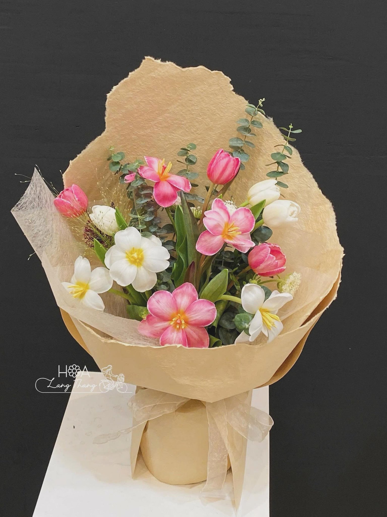 Tulip không rực rỡ theo cách phô trương, chỉ lặng lẽ nở và mang theo một vẻ đẹp dịu dàng. Có những điều trong cuộc sống cũng