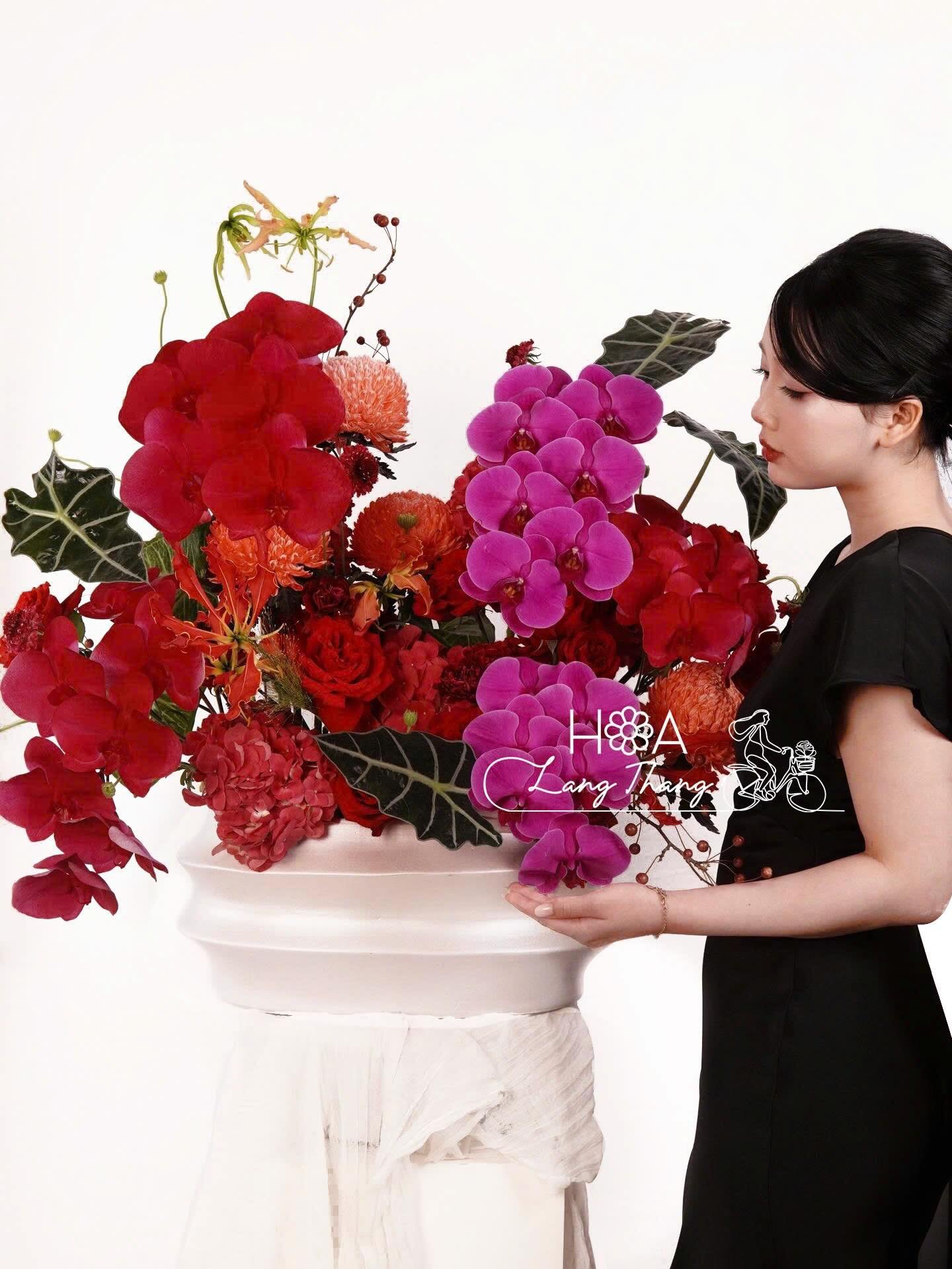 Bình hoa lung linh với lan hồ điệp, hoa hồng đỏ, và hoa cúc, phong cách cắm độc đáo