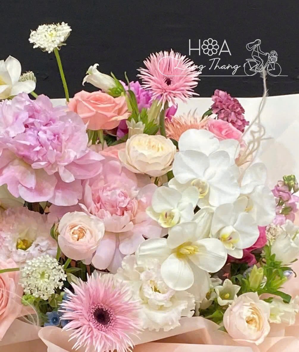 Bó hoa đẹp với hoa hồng, lan hồ điệp và hoa peony, kiểu cắm gọn gàng, màu sắc pastel