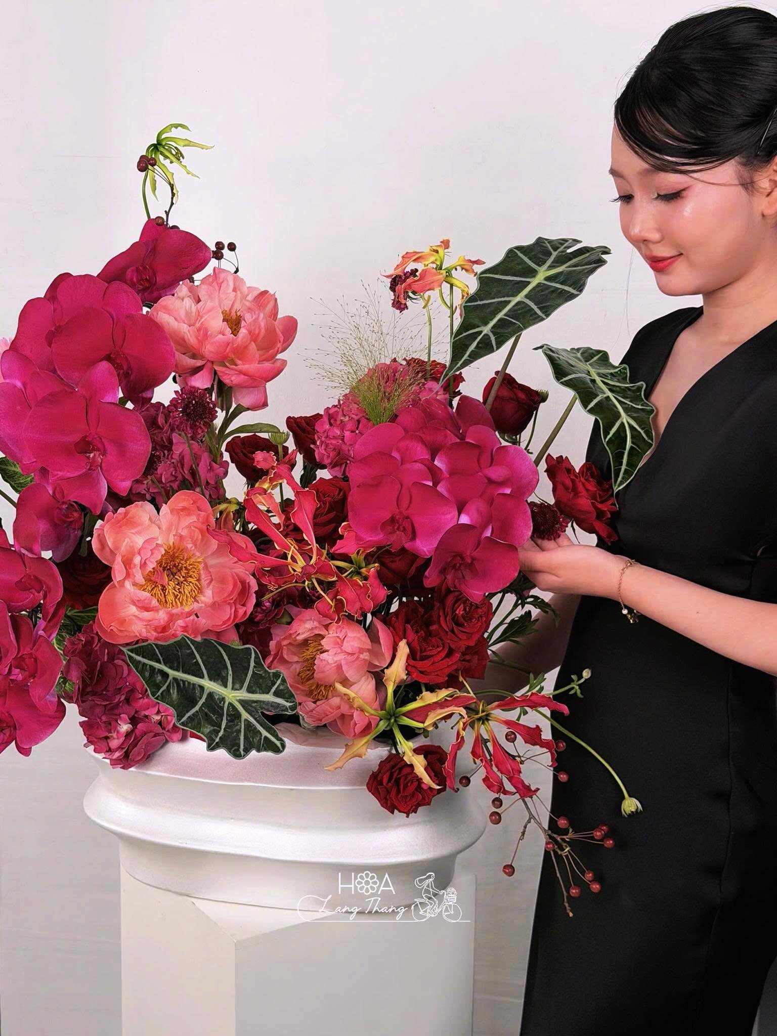 Bình hoa đẹp với hoa hồng, lan hồ điệp, mẫu đơn tông hồng tươi sáng