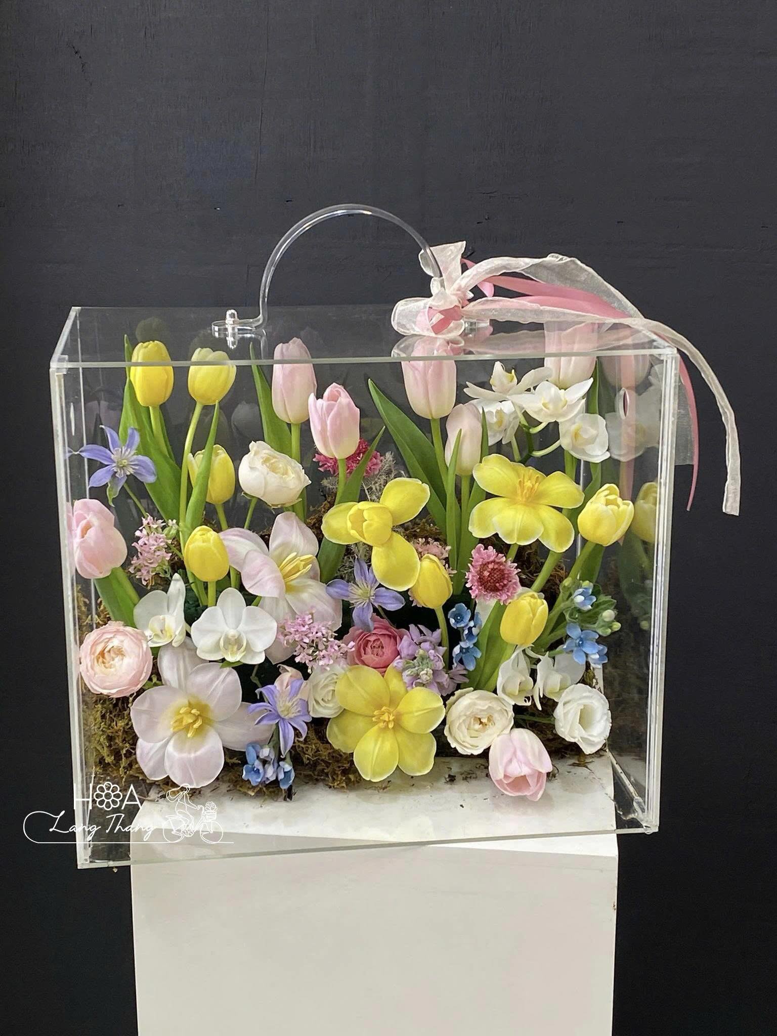 Hộp hoa với tulip, lan hồ điệp và các loại hoa khác, kiểu cắm hiện đại