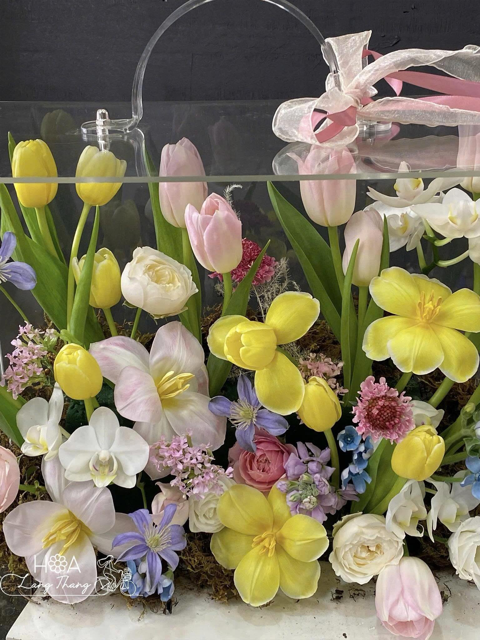 Bình hoa gồm tulip màu sắc tươi sáng, kiểu cắm nghệ thuật, phù hợp cho trang trí