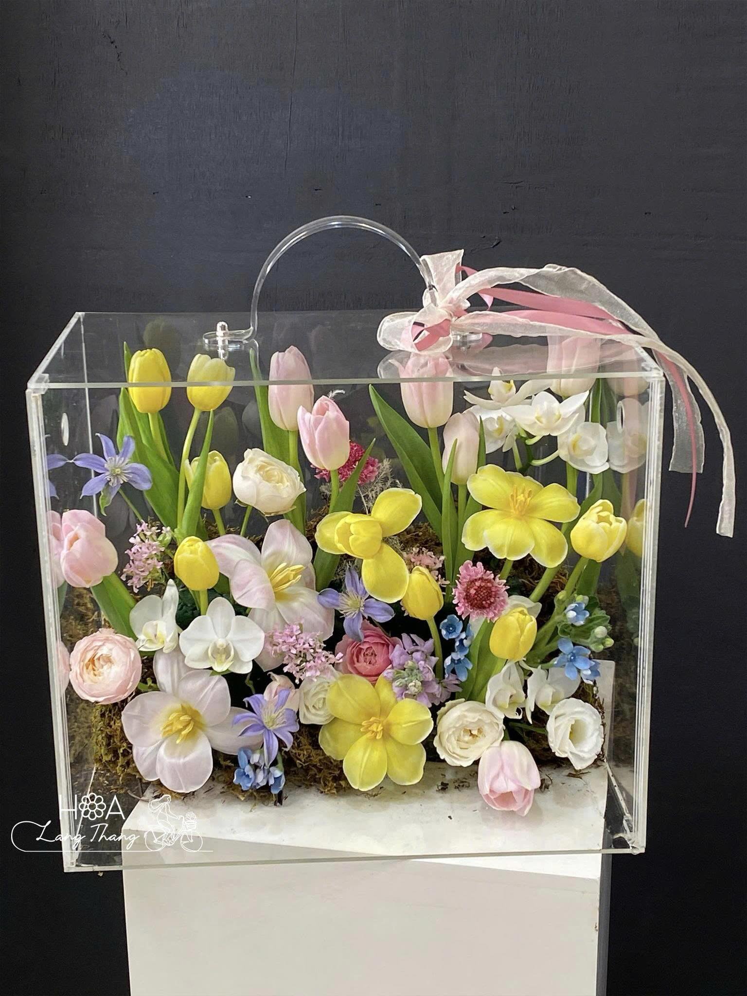 Hộp hoa với tulip, lan hồ điệp, và hoa hồng, kiểu cắm độc đáo và màu sắc tươi sáng
