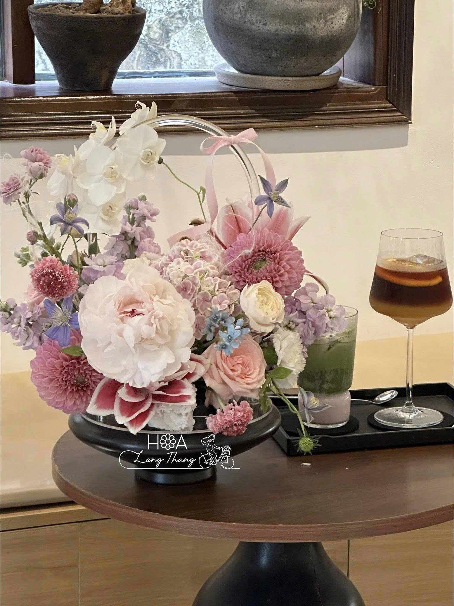 Bình hoa tươi với hoa hồng, lan hồ điệp, và cúc, kiểu cắm độc đáo