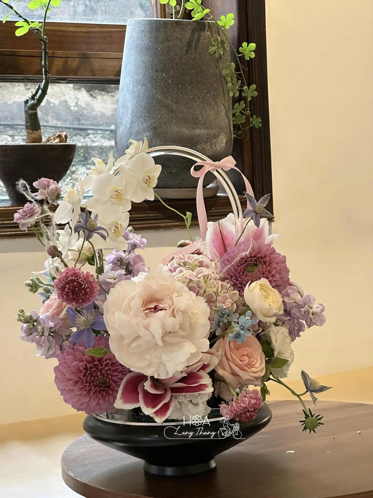 Bình hoa nghệ thuật với hoa hồng, cúc, lan và màu sắc pastel dịu dàng