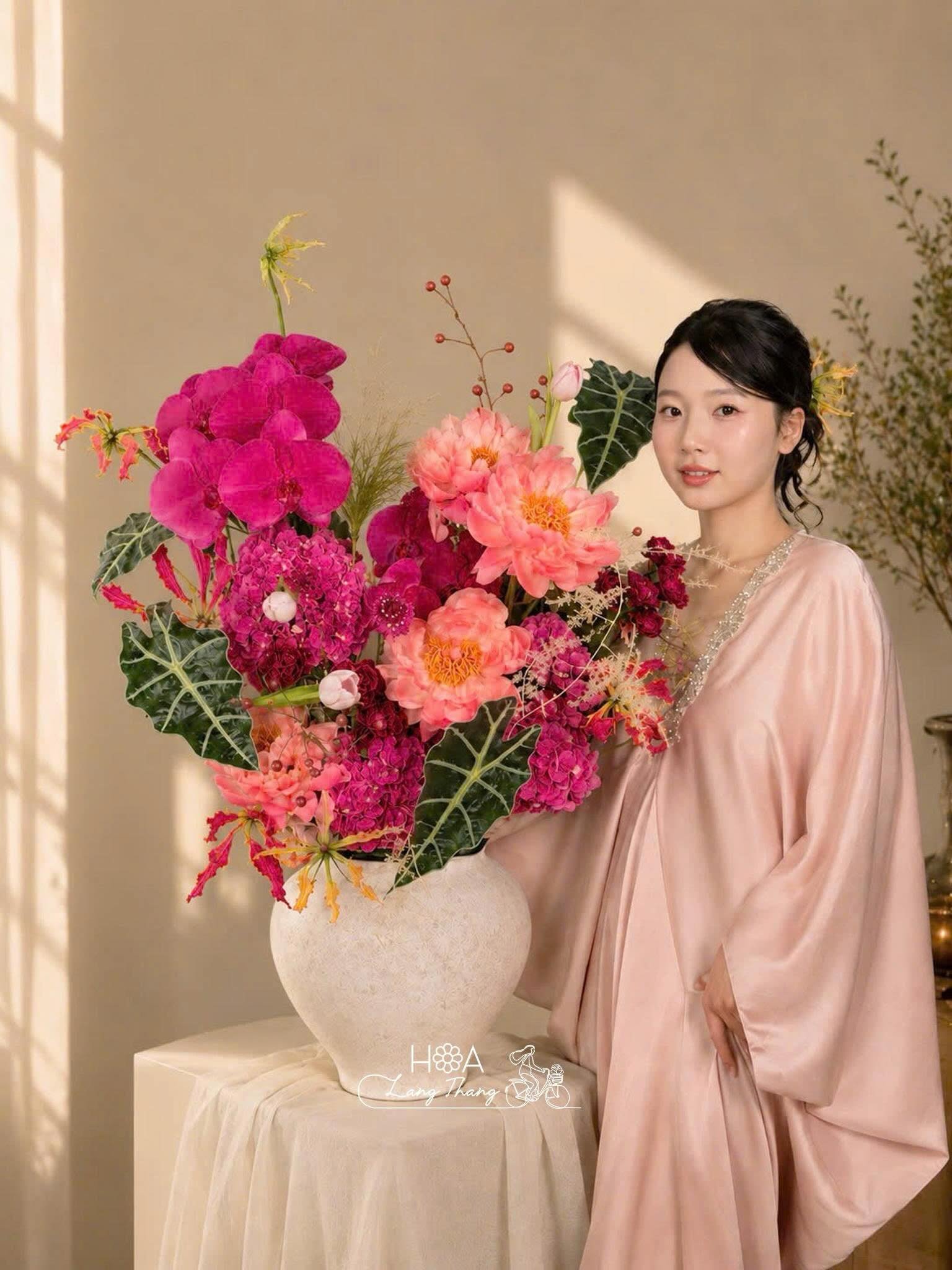 Bình hoa rực rỡ với hoa hồng, lan hồ điệp, mau đơn. Kiểu cắm sang trọng