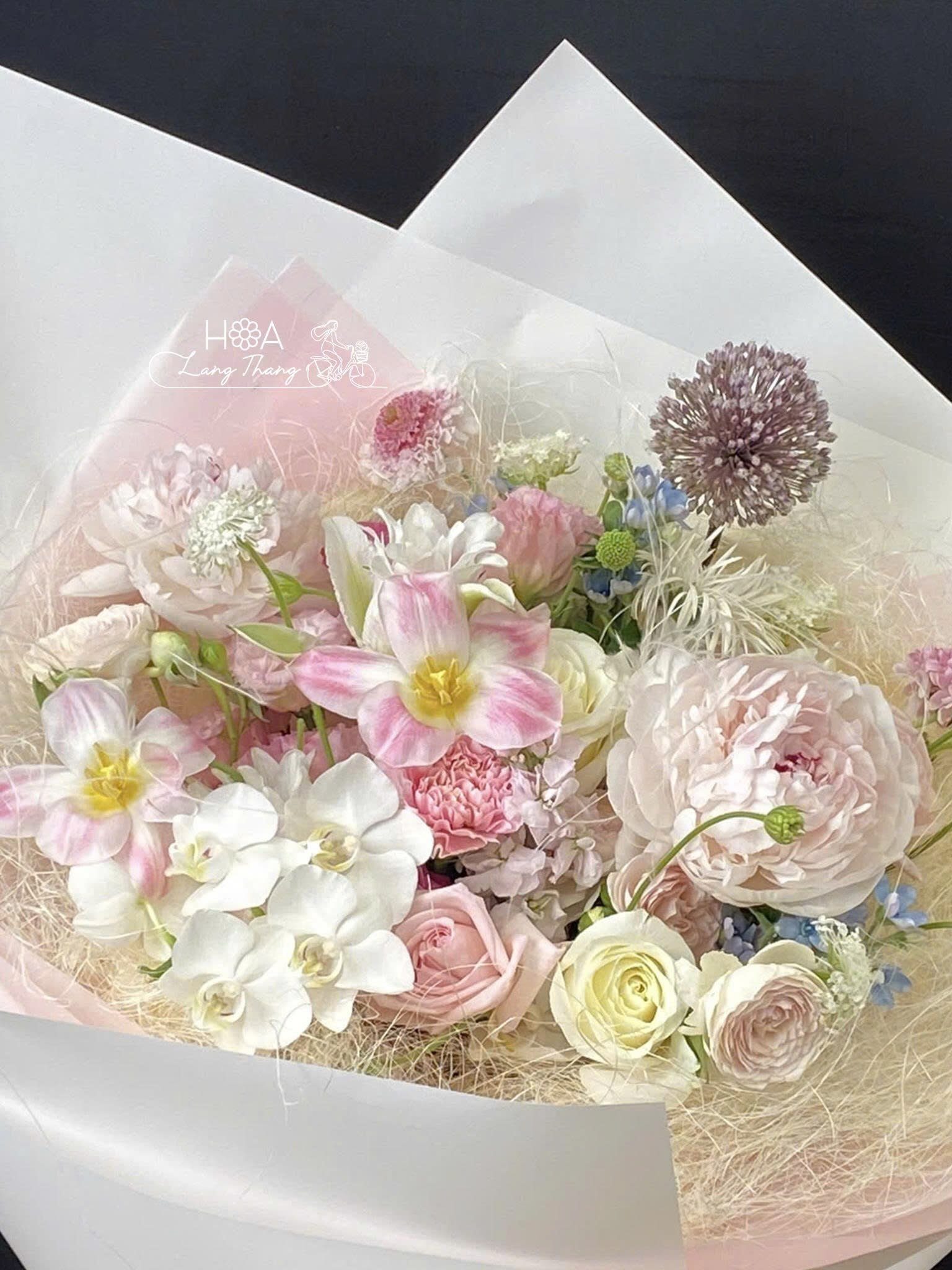 Bó hoa gồm tulip, peony và lan, cắm kiểu tự do nhẹ nhàng