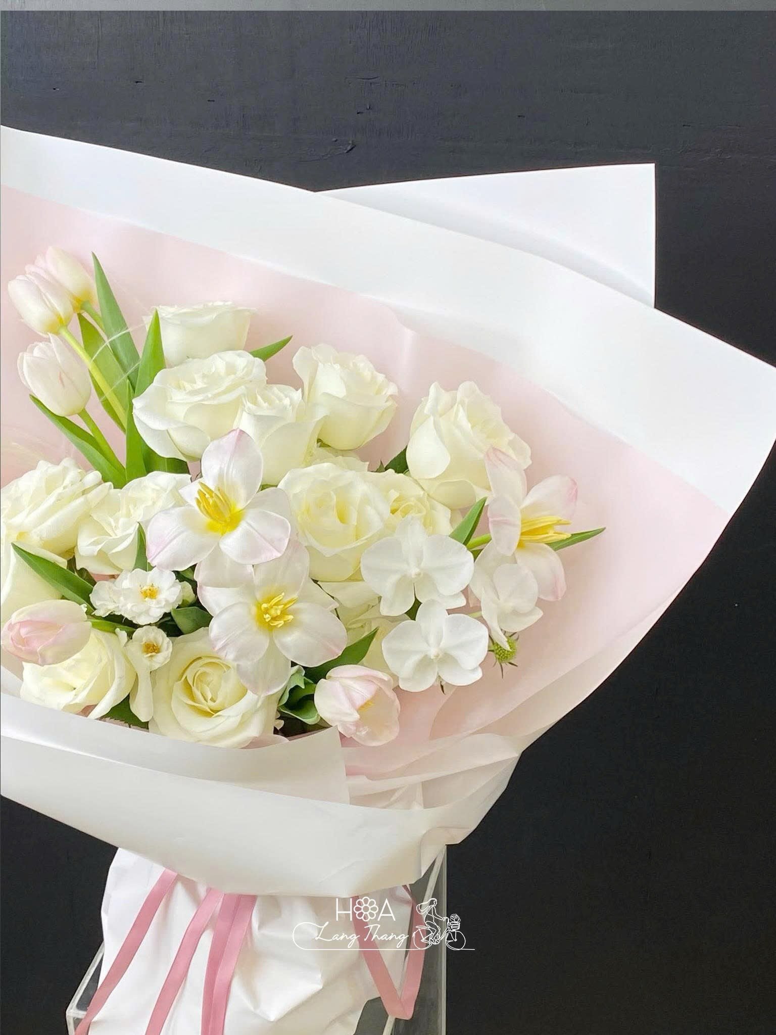 Bó hoa gồm hoa hồng trắng, tulip hồng, thuyền tiên và lan hoàng dã, kiểu cắm tinh tế