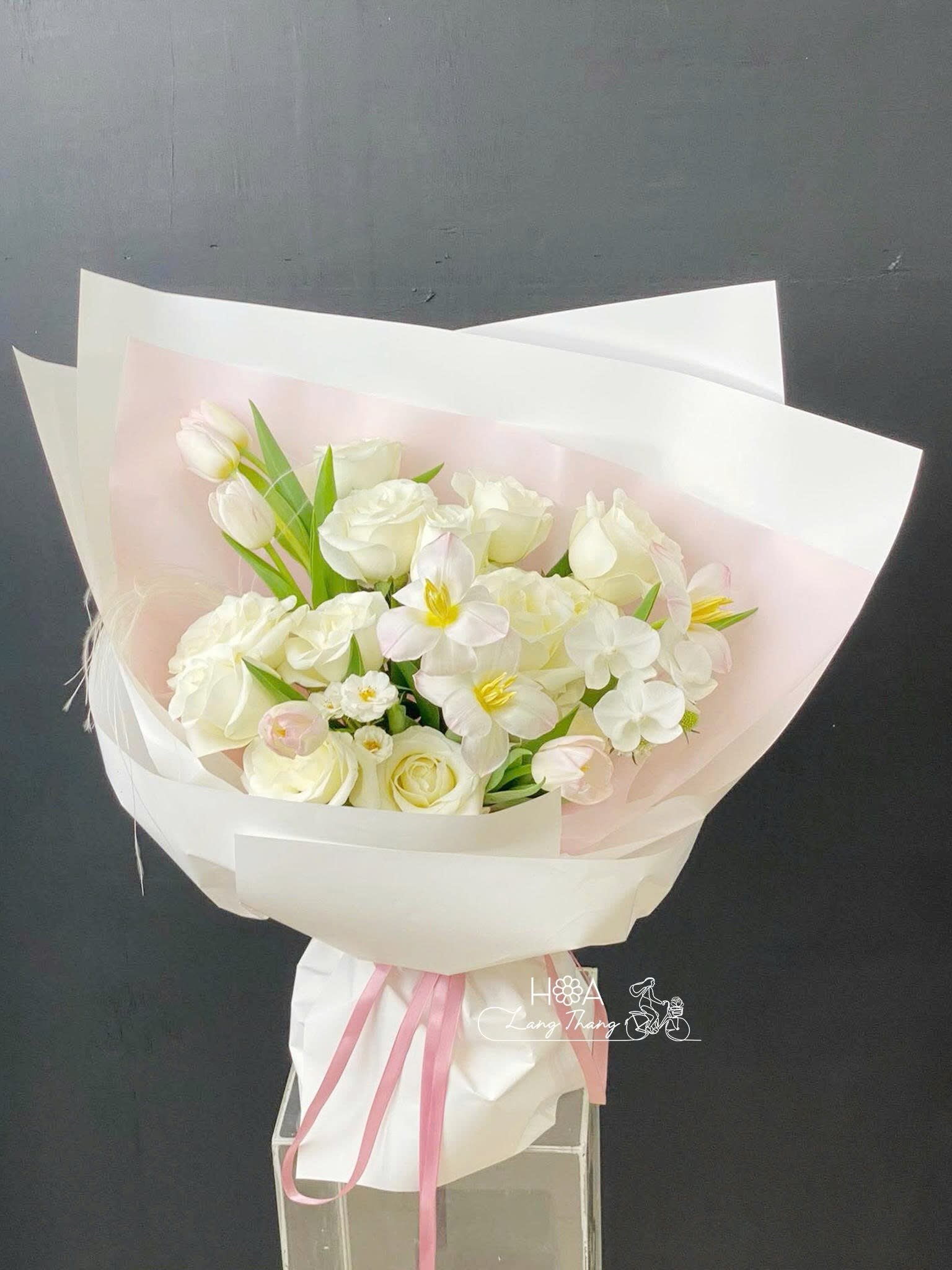 Bó hoa trắng tinh khôi với tulip, hồng và mao đơn, cắm sang trọng