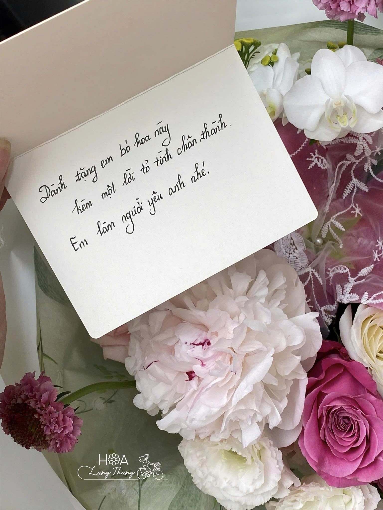 Bó hoa nhiều loại với peony, hồng, và <a href=