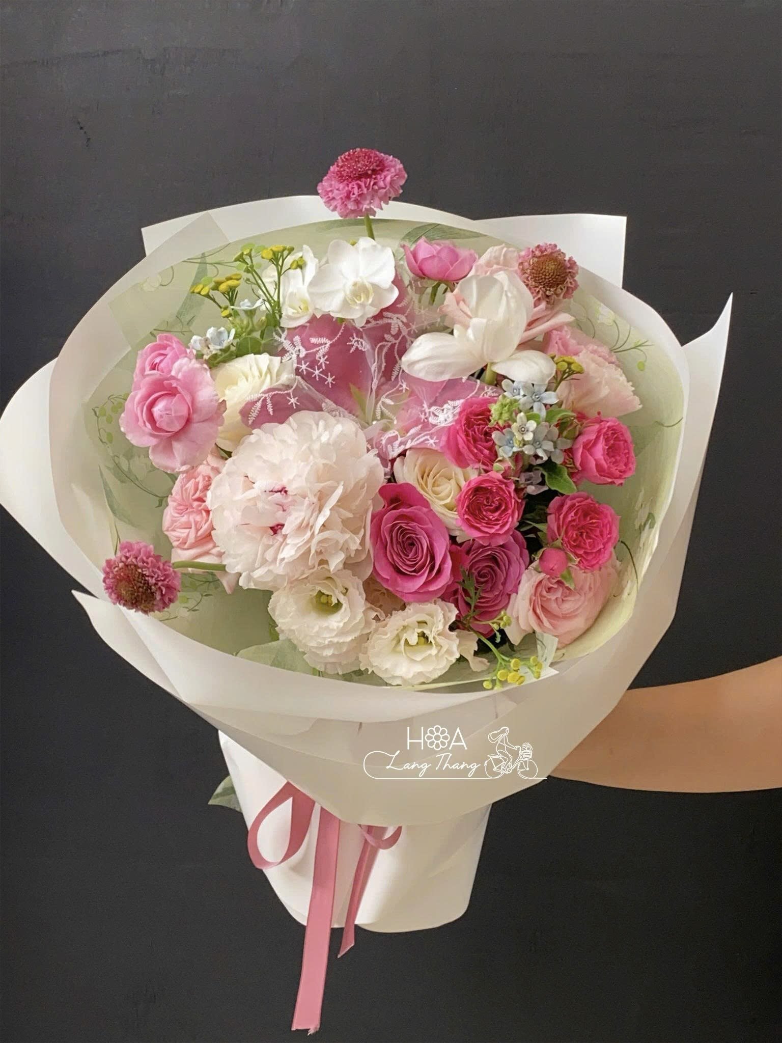Bó hoa tươi đẹp với hoa hồng, tulip, và mẫu đơn, thiết kế trang nhã